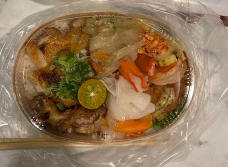▲原PO到台南善化一間「日式便當店」買飯，豈料一看菜單卻讓他超震驚，一份雞腿便當就要250元。（圖／翻攝自PTT）