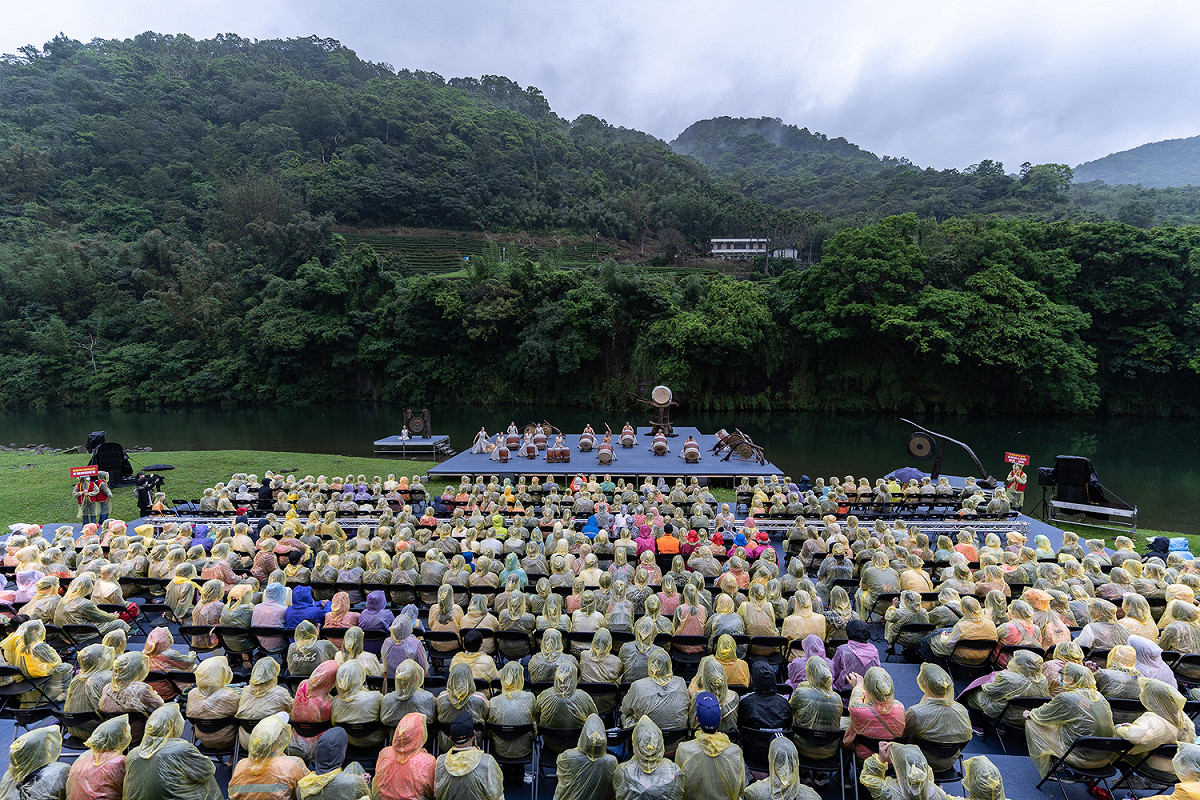 「2022年度大戲優人神鼓《鼓動坪林》藝文饗宴」，連續展演三天在水岸廣場隆重登場，15日首場盛況空前。 圖：坪林區公所/提供