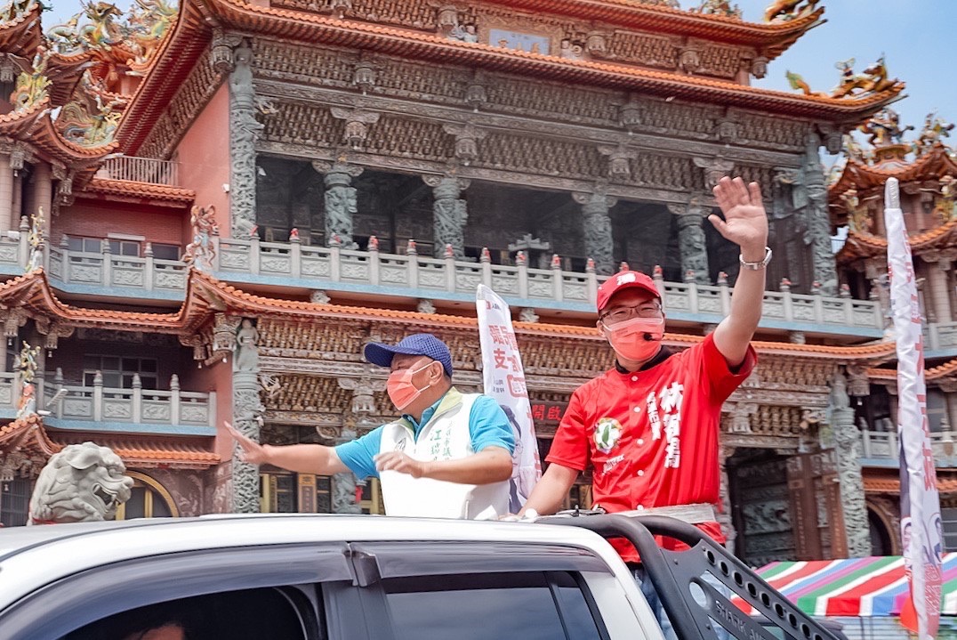 林智鴻(右)為林志誠車掃催票。 圖：趙天麟服務處/提供