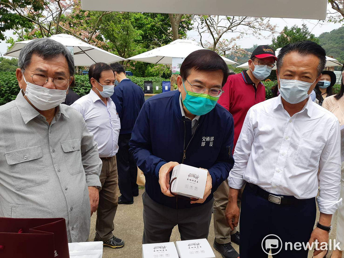 交通部長王國材在嘉義縣長翁章梁、立委陳明文等人的陪同下，出席觀光座談會。