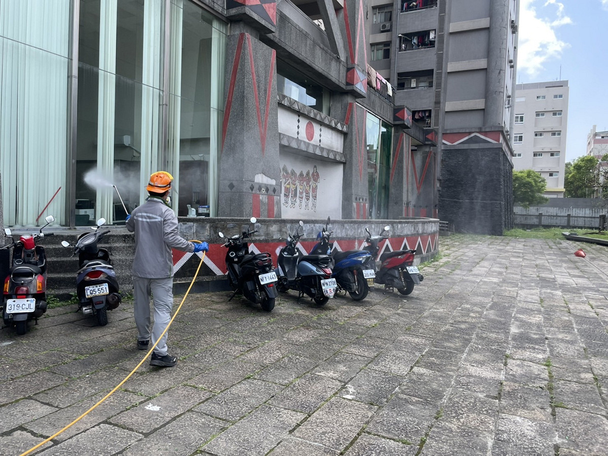 新北市環保局公布接獲案例通報後，多次安排前往該社區消毒；圖為 4月6日前往社區消毒照。 圖：新北市環保局/提供