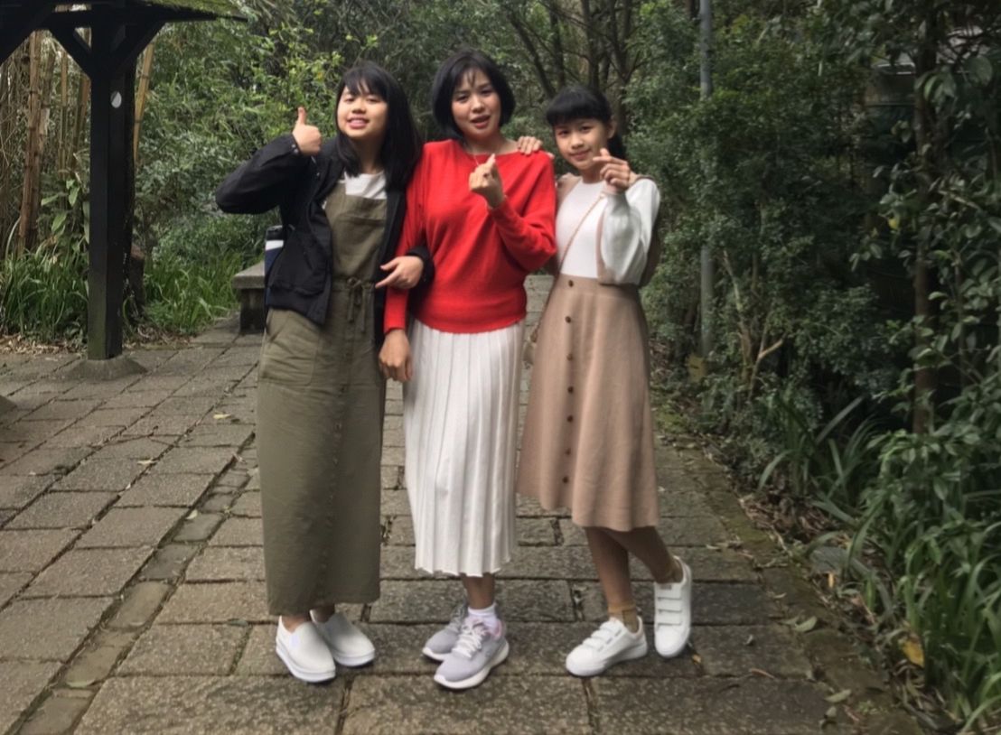 模範母親楊錢英(中)與家人。 圖：板橋區公所提供