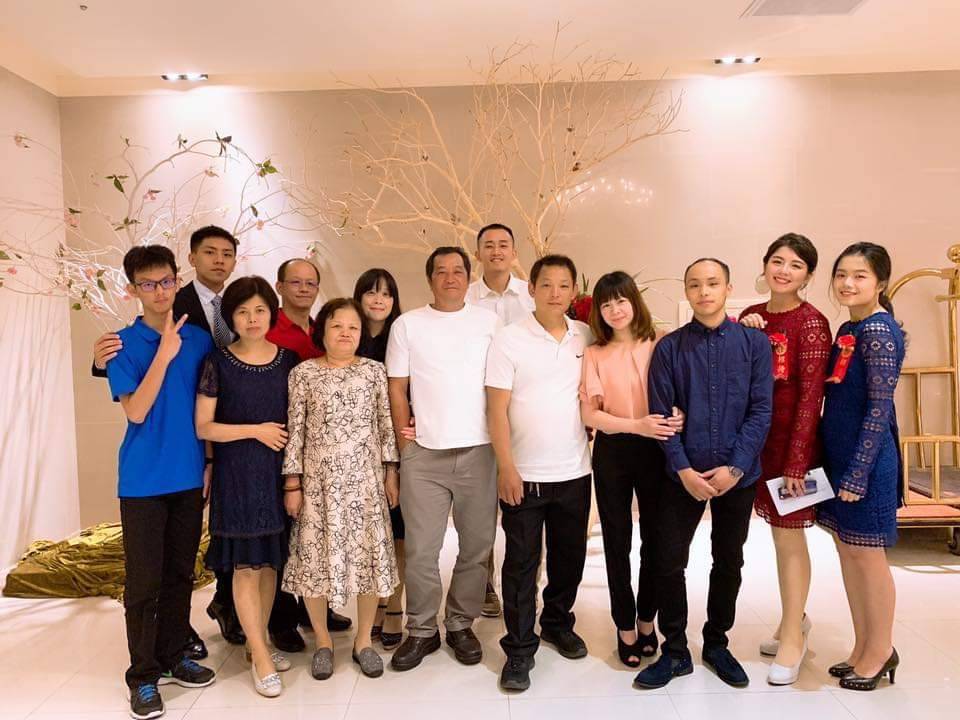 模範母親簡月娥 (左五)與家人。 圖：板橋區公所提供
