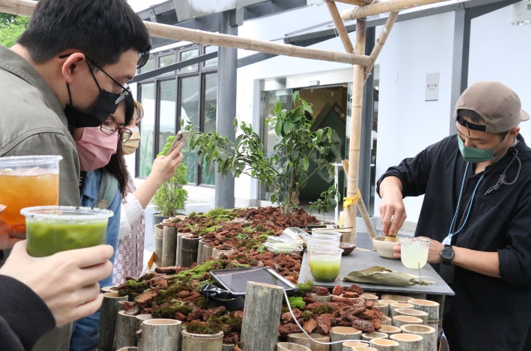 期間限定的「野食茶酒吧」與在地坪林茶青互動，感受綠色茶山的山林溪流、雲霧和人情，療癒身心靈。 圖：新北市文化局提供