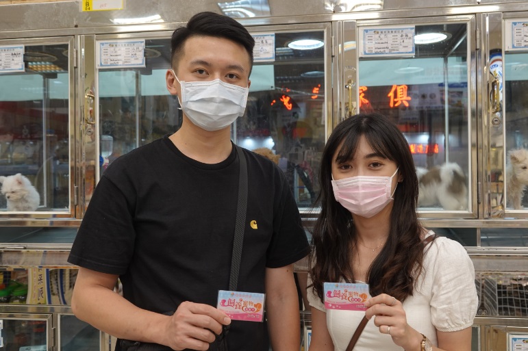 民眾於寵物店家可領取飼養寵物認證卡。 圖：新北市動保處提供