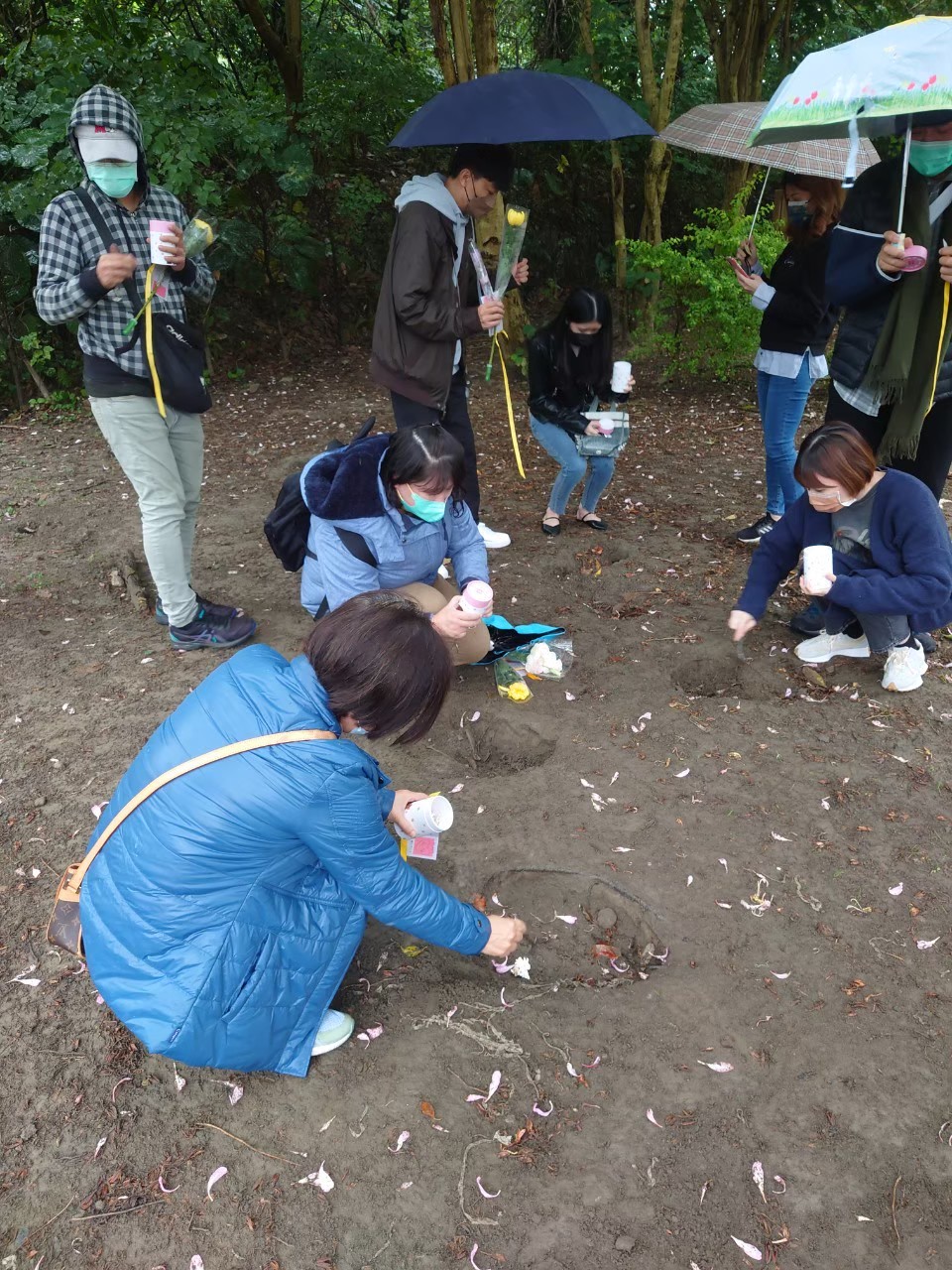 領有飼養寵物認證卡民眾可免費寵物大體火化及參加新北市舉辦的寵物樹葬活動。 圖：新北市動保處提供