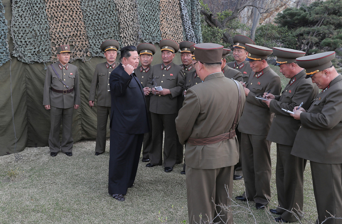 北韓領導人金正恩視導試射「新型戰術導向武器」。 圖/取自twitter.com/nknewsorg