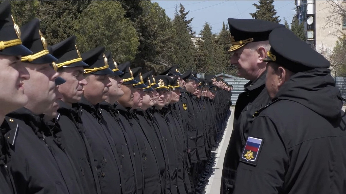 俄羅斯海軍總司令葉夫梅諾夫（Nikolai Yevmenov）校閱「莫斯科號」的船員。 圖：翻攝自俄羅斯國防部臉書