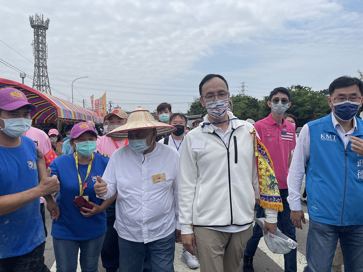 國民黨主席朱立倫今（17）天赴台中參加媽祖遶境。 圖：國民黨文傳會/提供