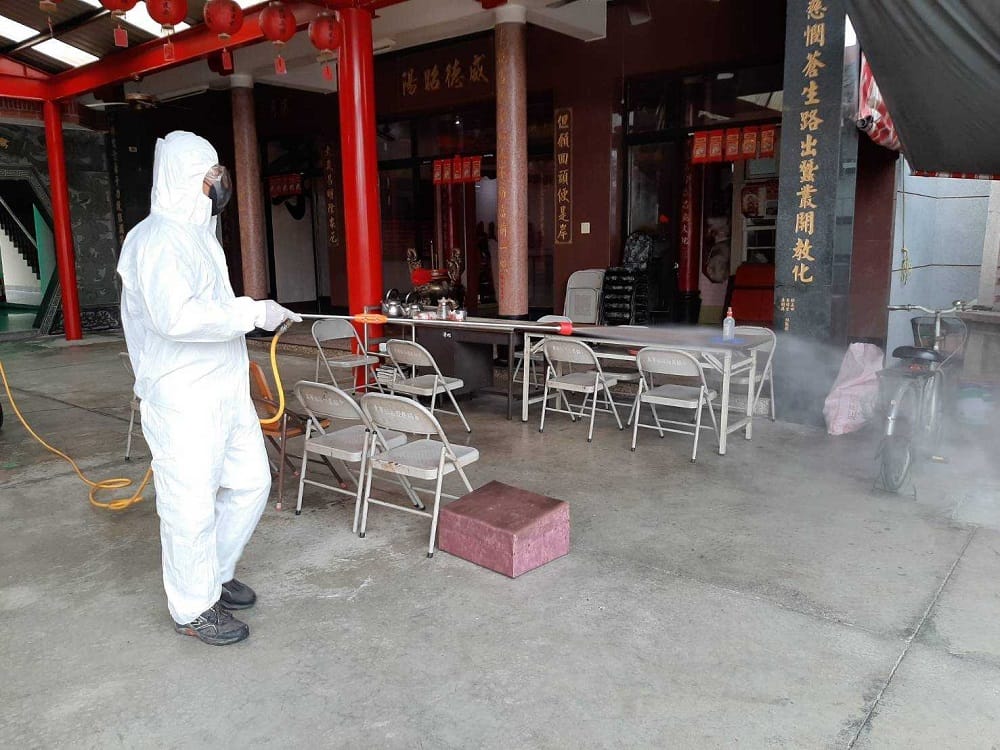 屏東內埔妙善宮有確診者足跡，進行清消。 圖：屏東縣政府提供