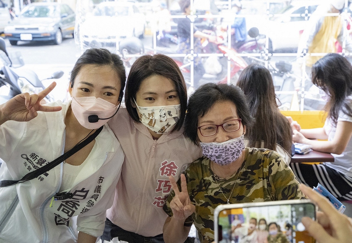 白喬茵(左)、徐巧芯(中)與支持者合影。 圖：白喬茵提供