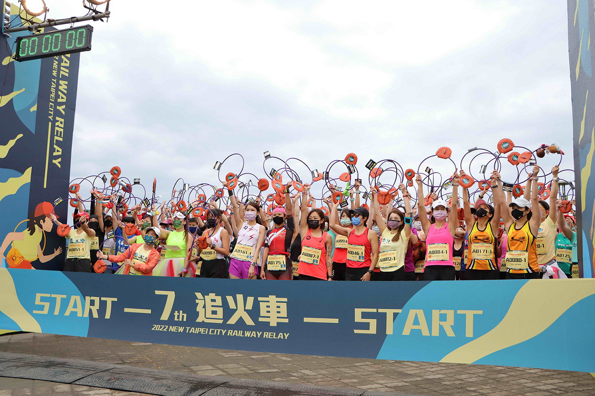 第7屆新北市鐵道馬拉松接力賽於今（17）日在福隆熱烈開跑，跑者奔馳於群山闊海的雙溪、貢寮地區。 圖：新北市觀旅局提供