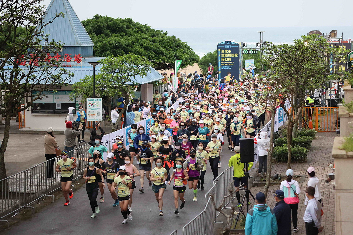 這次活動超過6180名跑者參與，活動為7人一隊之接力賽，分時、分區進行賽事活動(分4波次出發起跑，7個接力點區)。 圖：新北市觀旅局提供