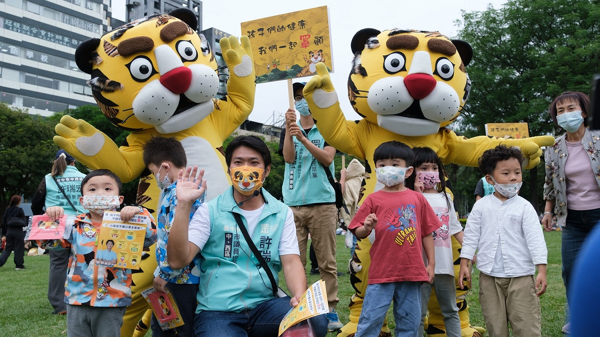 許瑞宏與紙風車愛虎家族，一起到市民廣場宣導兒童防疫。 許瑞宏/提供
