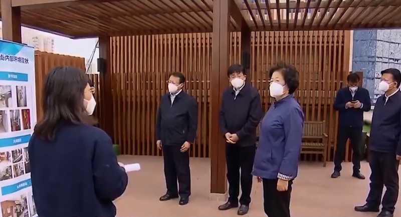 中國國務院副總理孫春蘭（左4）日前到上海社區視察，被抓包是在當地一棟大樓的樓頂擺拍作秀。 圖：翻攝微博