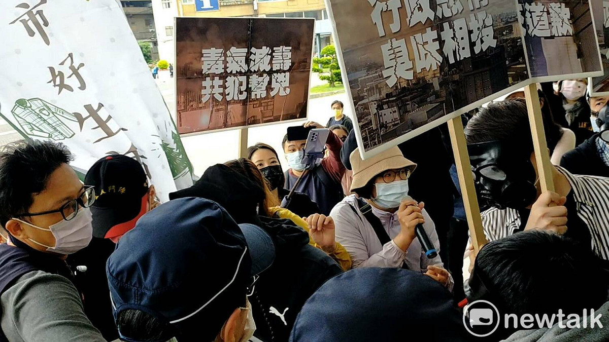 美福自救會欲進入市府大樓遭阻，與警方爆發衝突。