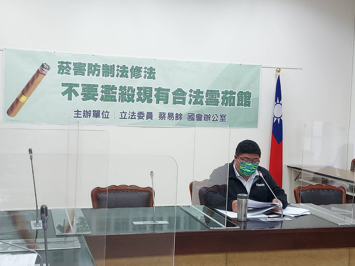 蔡易餘憂心，《菸害防制法》修法後，恐影響雪茄館生存權。 圖:陳佩君/攝
