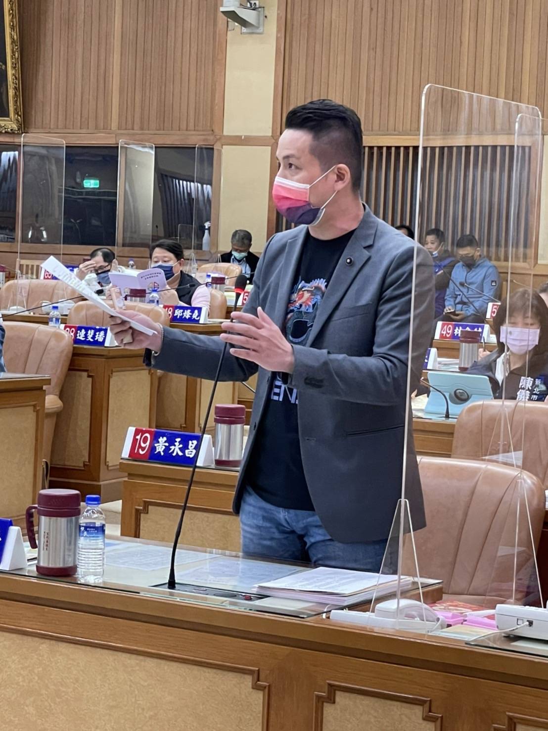 新北市議會今(18)日起開始進行業務質詢，新北市議員陳偉杰針對該起事件要求衛生局重新檢討流程，以因應「疫情爆發」與「學校停課放寬」後可能面臨的大量通報。 圖：陳偉杰辦公室提供