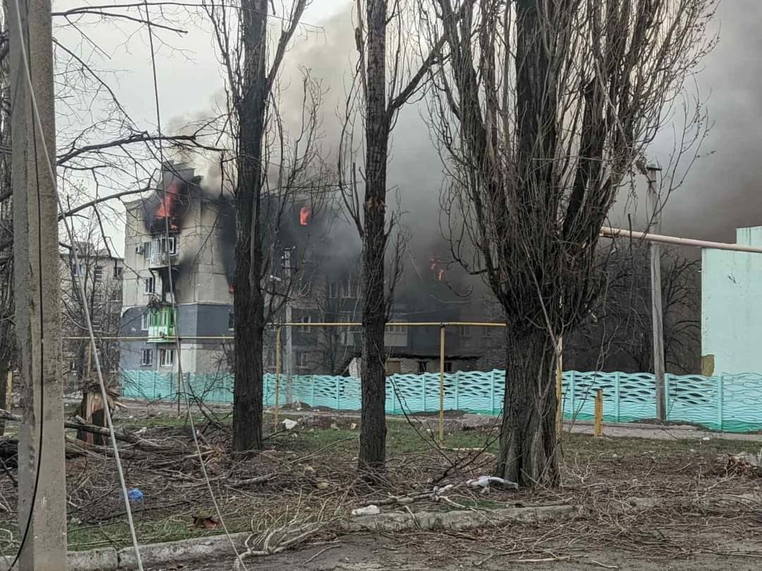 烏克蘭一名高級官員指出，俄羅斯軍隊已經進入盧甘斯克東部小鎮克爾米納，當地建築物遭焚毀。 圖：截自推特@Osinttechnical