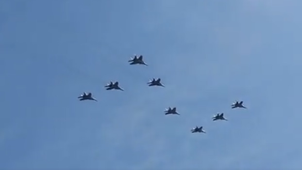 俄國空軍進行5月9日「勝利日」閱兵的飛行訓練，還派出戰機刻意在空中排出「Z」字形，示威意味相當濃厚。 圖：翻攝 Ukraine War SitRep推特