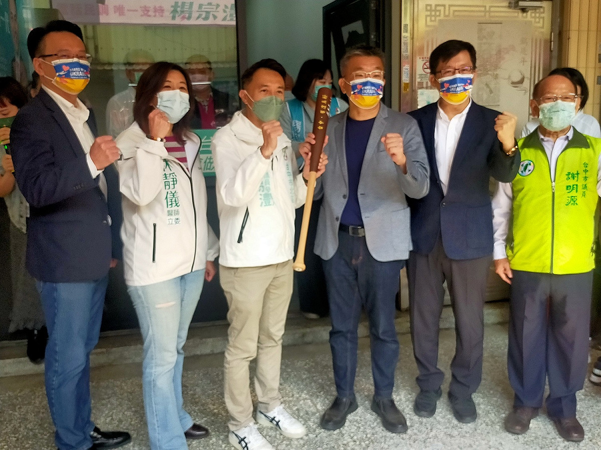 蔡其昌不分派系為市議員參選人站台。  唐復年/攝