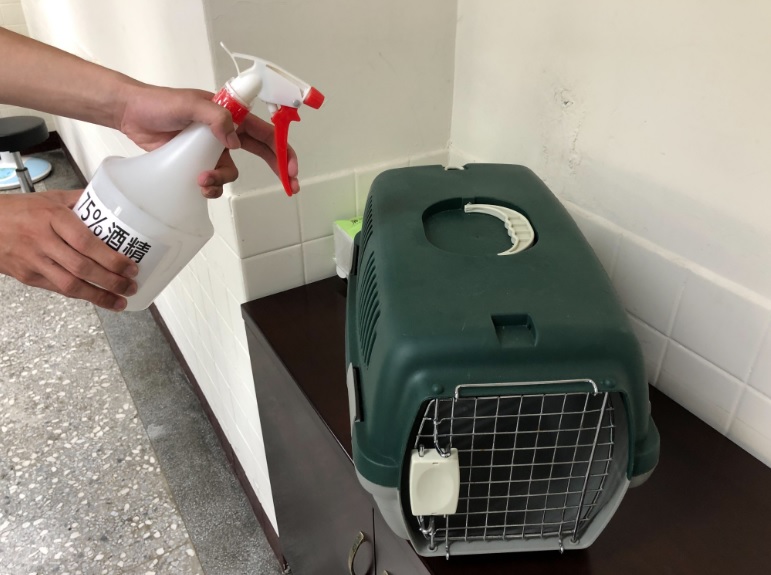 飼主記得要將安置於寵物箱並完成消毒，再放置門外。 圖：新北市動保處提供