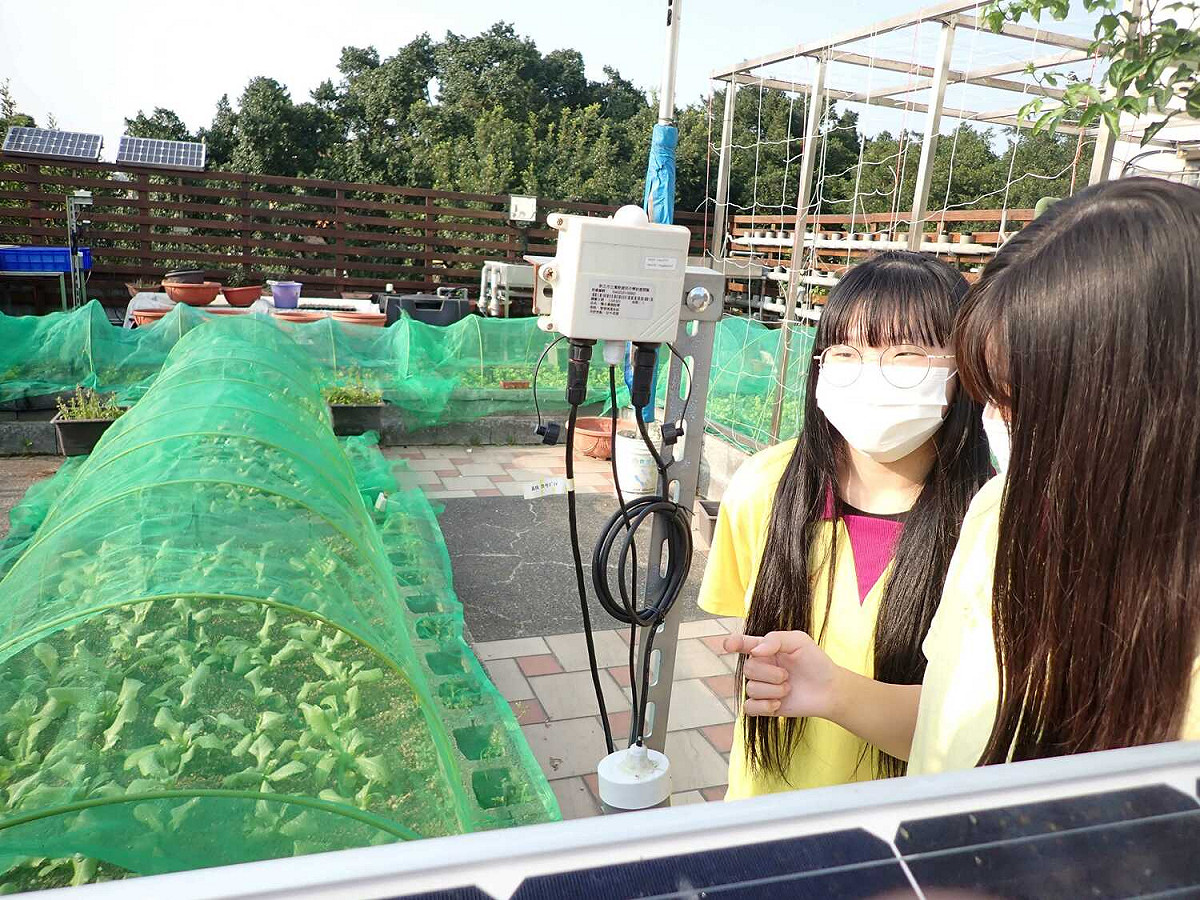 鶯歌國中學生學生檢查環境監測裝置。 圖：新北市教育局提供
