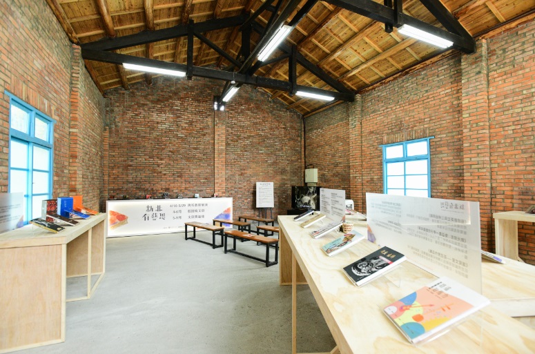 新北市文化局於板橋放送所展示歷年無形文化資產相關出版品成果並邀請藝師辦理說書活動。 圖：新北市文化局提供