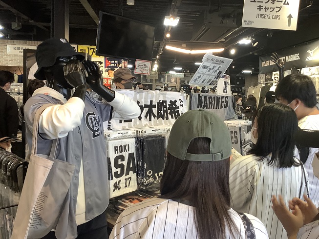 球迷爭相搶購佐佐木朗希相關紀念品 圖：劉黎兒/攝