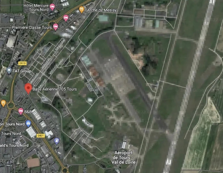 Google 地圖對法國空軍的 705 空軍基地進行圖元化處理。 圖 : 翻攝自Google Map