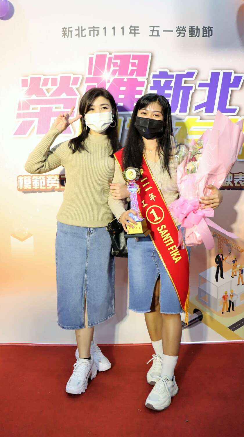 來自印尼、年僅24歲的模範移工FIKA，與受照顧者家屬合影。 圖：新北市勞工局提供