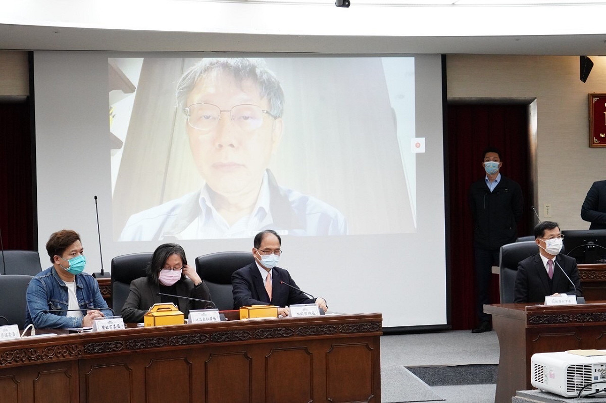 立法院長游錫堃今天下午為立法院改建及遷建案，率團拜訪台北市政府，與正在居家隔離中的台北市長柯文哲視訊會議。 圖：台北市政府 / 提供