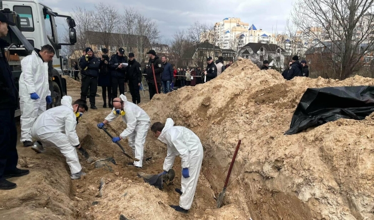 布查大屠殺，烏警稱已尋獲420具遺體，圖中正在進行尋找與指認遺體的工作。 圖：翻攝自韋內迪克托娃推特