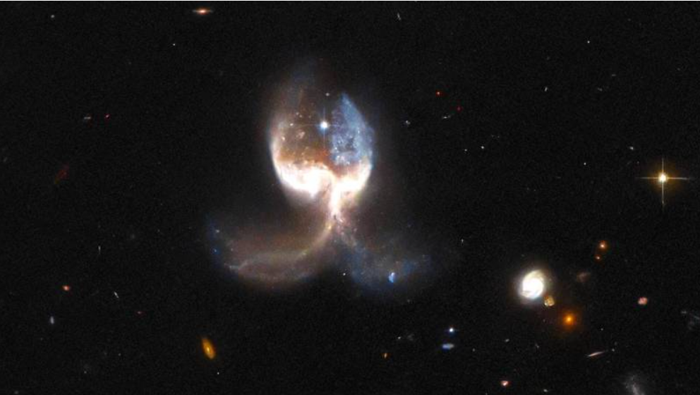 哈伯太空望遠鏡，捕捉到VV689系統「天使之翼」。 圖：翻攝自ESA官網