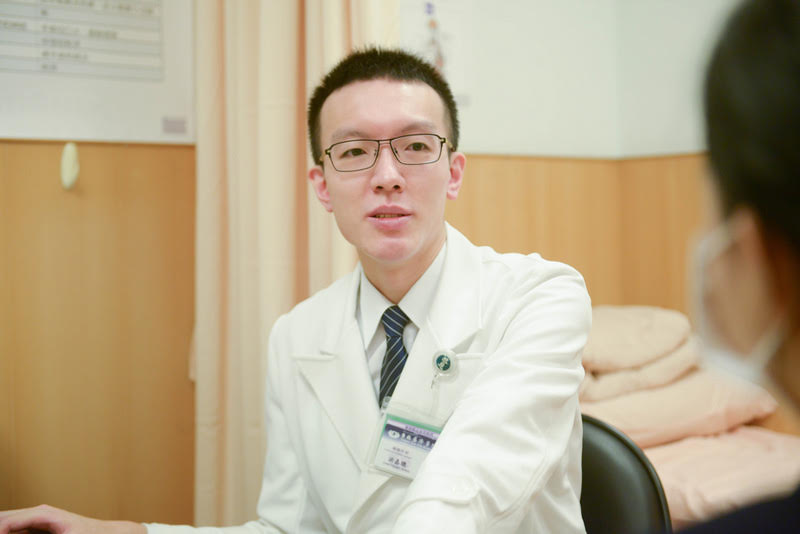 洪嘉聰醫師看診示意照。 圖：台北慈濟醫院提供