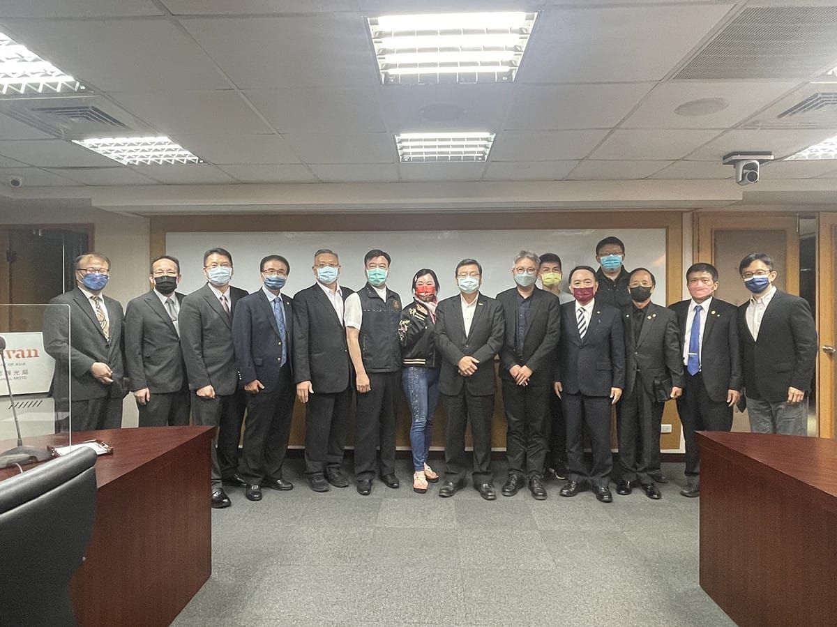 針對旅行業者呼籲給予薪資補貼等，觀光局19日晚間進行回應（圖為觀光局日前邀旅行、旅宿業者協調相關措施）。 圖：交通部觀光局／提供
