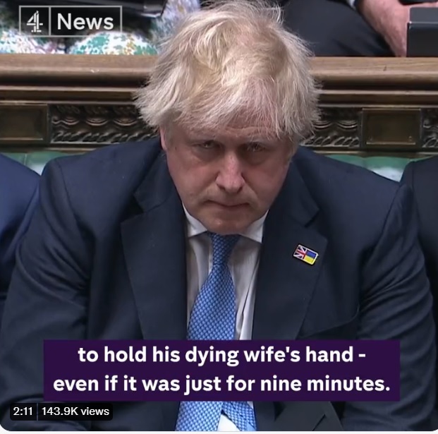 英國首相強生第一次為了違反防疫規定的派對醜聞，到國會說明，慘遭議員輪番砲轟，臉色相當難看。 圖：翻攝自Channel 4 News推特影片