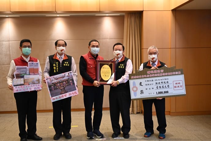 侯友宜特頒贈感謝牌表達謝忱，對於宗教團體發揮善心，引領民間資源投入市府居家照護關懷工作。 圖：新北市民政局提供
