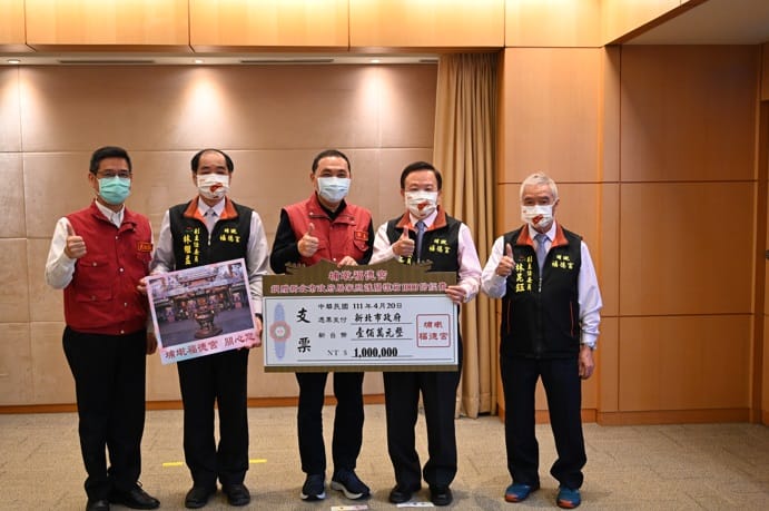 新北市板橋區埔墘福德宮有感於Covid-19疫情升溫嚴峻，今（20）日率先支持新北市「居家照照護計畫」。 圖：新北市民政局提供