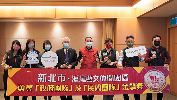 今(20)日在新北市政會議，由經發局長何怡明（右三）以及將捷集團總裁林長勳（左四），將此份榮耀獻給侯友宜（右四）。 圖：新北市經發局提供