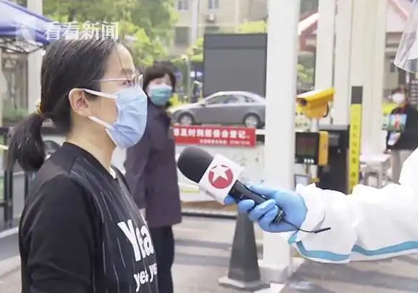 疑似是被找來的「臨演」吳女士接受媒體採訪。 圖 : 翻攝自看看新聞