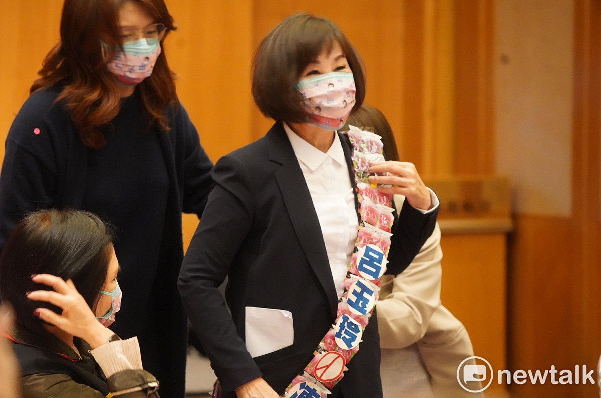 鄭麗文特製「果凍彩帶」預祝呂玉玲順利當選。 圖：林昀真／攝