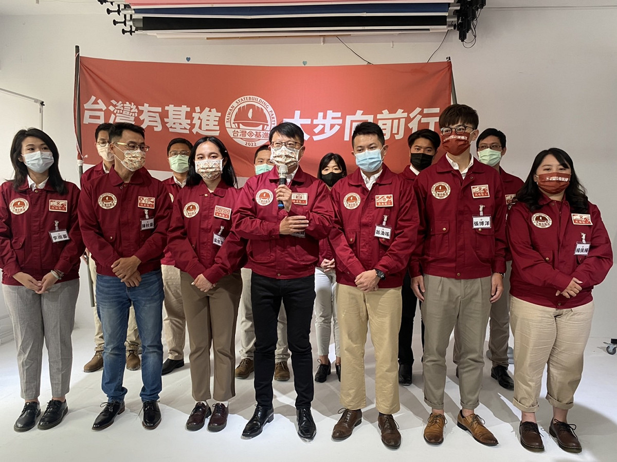 台灣基進黨主席陳奕齊(中)公布2022年選戰形象。 圖：台灣基進提供