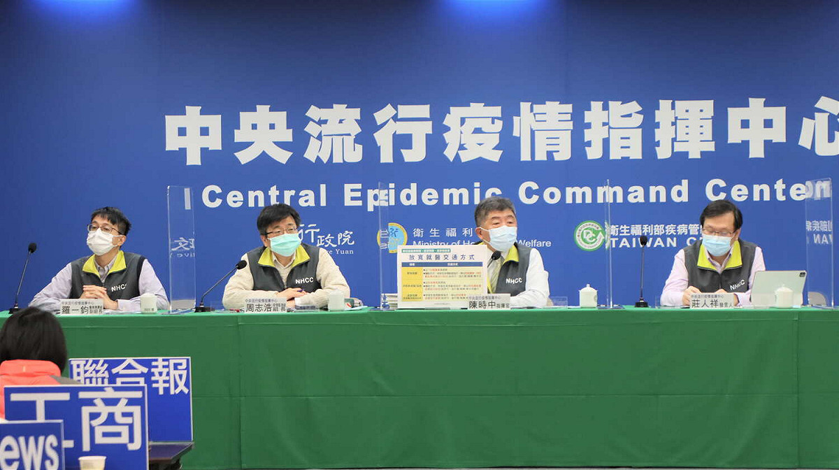 中央流行疫情指揮中心指揮官陳時中說明，居隔外送、送藥到府措施修訂。 圖：中央流行疫情指揮中心／提供