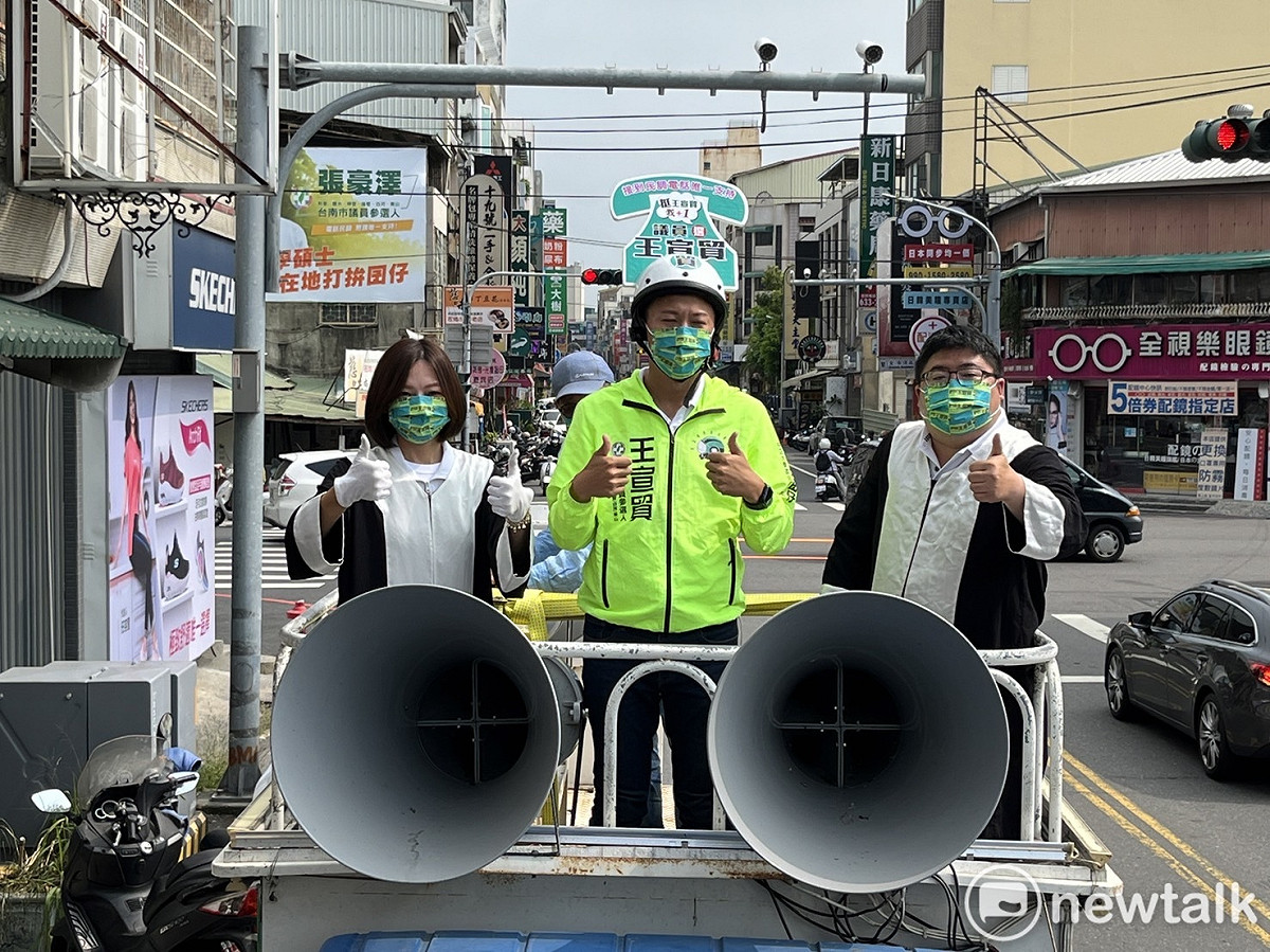 台南第一選區民調訂在今晚展開。綽號「安全帽」的參選人王宣貿，特別邀請二位律師站台，一位是王宣貿的老闆立委蔡易餘，另一位是甫通過高雄市議員初選的「新營女兒」湯詠瑜，一起幫王宣貿拉抬最後的聲勢。 圖：黃博郎／攝