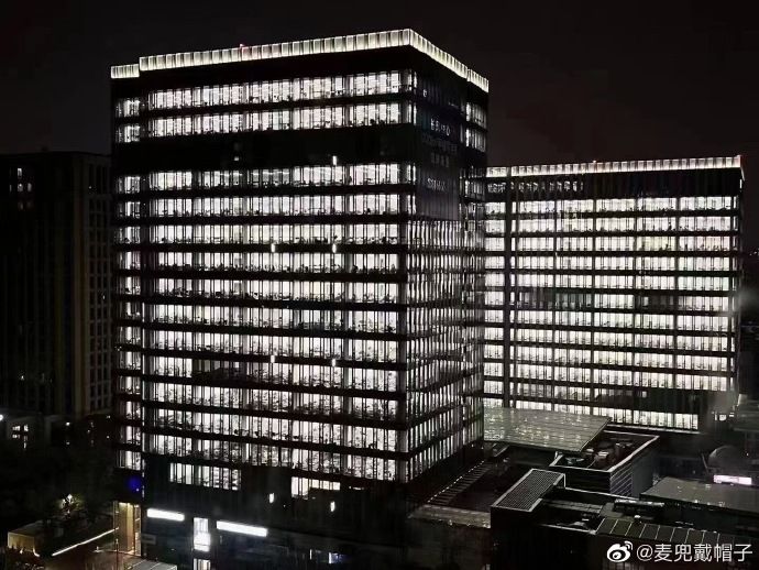 上海一處辦公大樓變方艙醫院 圖:翻攝自微博