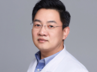 京佑安醫院呼吸與感染疾病科主任醫師李侗曾呼籲民眾，打疫苗免除重症風險。 圖：擷取自搜狗