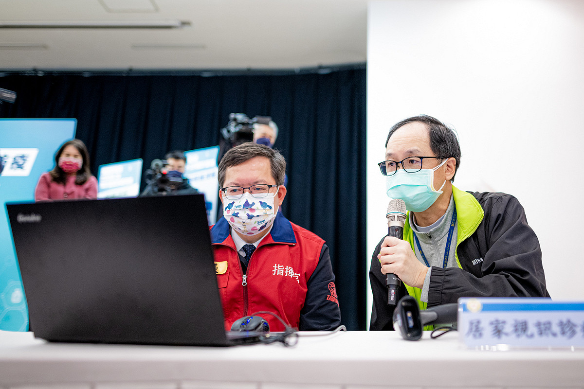 鄭文燦（左）與敏盛綜合醫院院長劉宜廉連線診療居家照護個案，問候其身體狀況並進行即時醫療諮詢。 圖：桃園市政府／提供