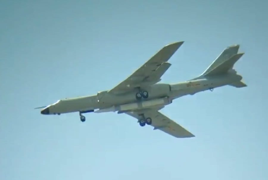 網路流出解放軍「轟-6N」機腹中線掛載1枚巨大飛彈影片，懷疑可能是YJ-21空射型彈道導彈。 圖：翻攝lqy推特(資料照片)