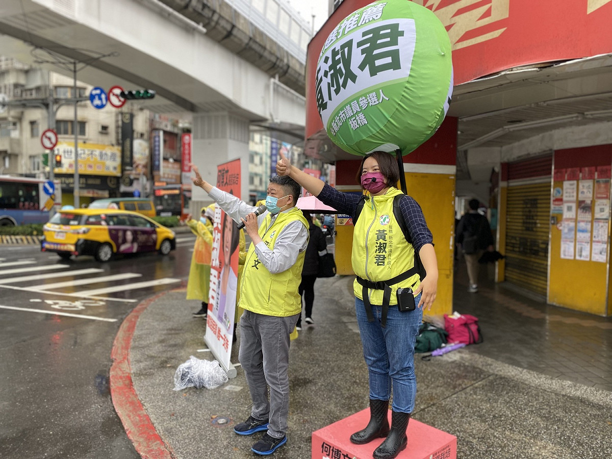 新北市議員何博文今與新北市板橋區議員參選人黃淑君一同來到路口跟大家說早安。 圖：何博文服務處提供